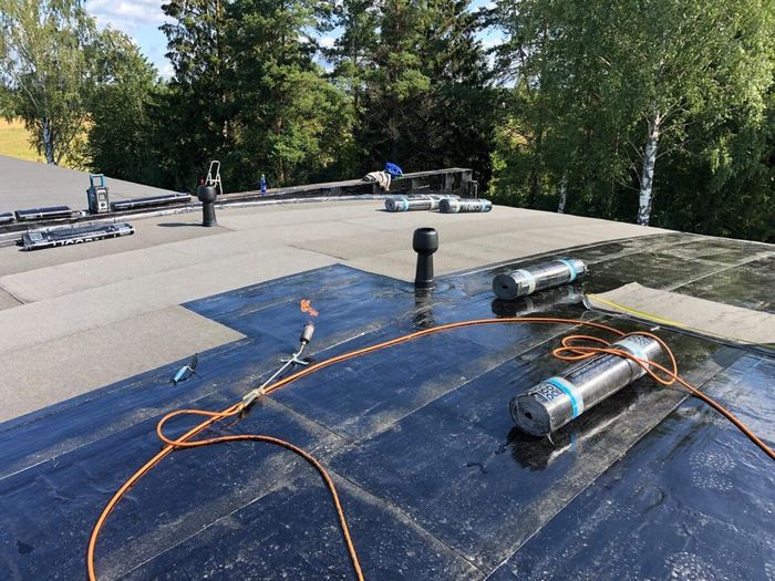 Bituumenrullide paigaldus gaasipõletiga, ventilatsioonikorgid paigas